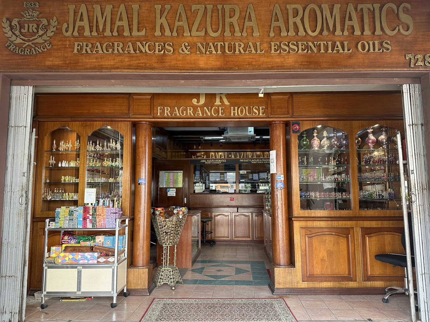 超おすすめ】アラブストリートのエジプト香水瓶「JAMAL KAZURA AROMATICS (ジャマル カズラ  アロマティックス)」。本店へのアクセスも解説 ＠シンガポール | もさんぽ